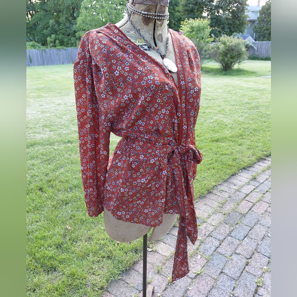 Max Studio flowy red geometric tiny print wrap sash shirt V neckline Womens M - Picture 4 of 11